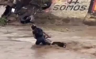 VIDEO: Motociclista se aferra a cruzar una corriente de agua y pone en riesgo a varias personas