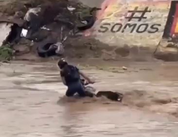 VIDEO: Motociclista se aferra a cruzar una corriente de agua y pone en riesgo a varias personas