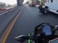 VIDEO: ‘¡Perdóname!’; un motociclista derribó a otro y casi le aplastan la cabeza