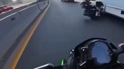 VIDEO: ‘¡Perdóname!’; un motociclista derribó a otro y casi le aplastan la cabeza