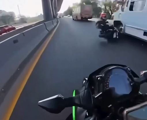 VIDEO: ‘¡Perdóname!’; un motociclista derribó a otro y casi le aplastan la cabeza