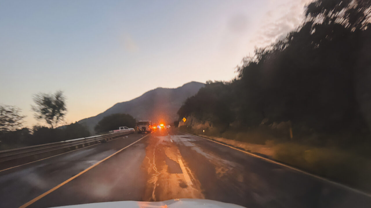 VIDEO: Pipa cae de la carretera y derrama más de 12 mil litros de ácido sulfúrico