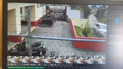 VIDEO: Criminal entra a un plantel del COBAEM y se roba una motocicleta