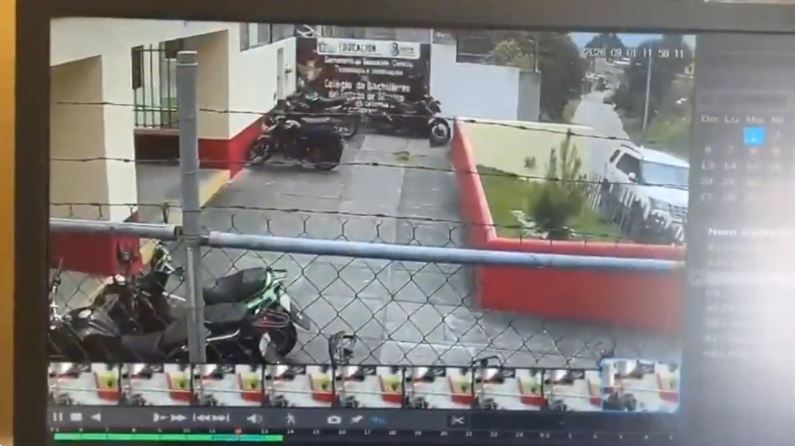 VIDEO: Criminal entra a un plantel del COBAEM y se roba una motocicleta