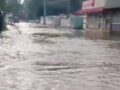 VIDEO: Vecino grababa la inundación y cae a una coladera destapada en Edomex