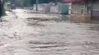 VIDEO: Vecino grababa la inundación y cae a una coladera destapada en Edomex