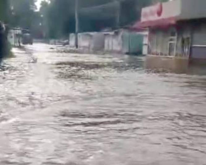 VIDEO: Vecino grababa la inundación y cae a una coladera destapada en Edomex