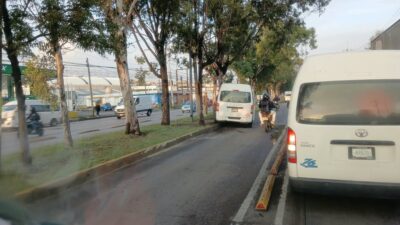 CAFRE: Chofer de combi iba por el carril confinado y se estrella contra un árbol