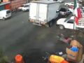 VIDEO: Conductor fuera de control se lleva una motoneta y una camioneta; se dio a la fuga