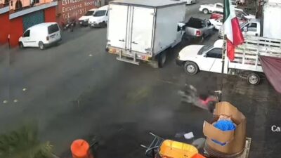 VIDEO: Conductor fuera de control se lleva una motoneta y una camioneta; se dio a la fuga