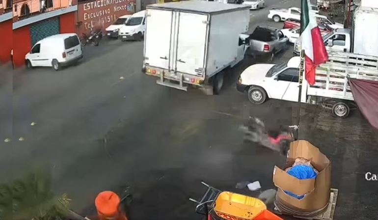 VIDEO: Conductor fuera de control se lleva una motoneta y una camioneta; se dio a la fuga