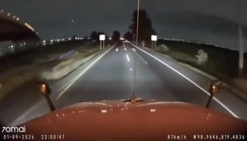 VIDEO: Chofer de tráiler ‘se la rifa’ y evita asalto en autopista de Edomex