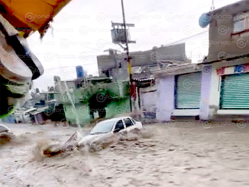 VIDEO. Varios vehículos fueron arrastrados por las fuertes lluvias de esta tarde en Ecatepec