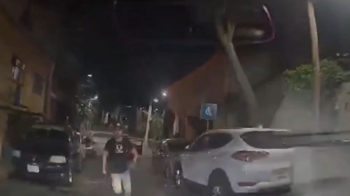 VIDEO: ‘¡Bájate!’; conductor logra escapar de violentos sujetos que le montaron un choque