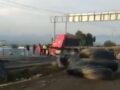 VIDEO: Vecinos salen a robar toneladas de alambrón tras volcadura en Edomex