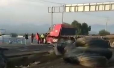 VIDEO: Vecinos salen a robar toneladas de alambrón tras volcadura en Edomex