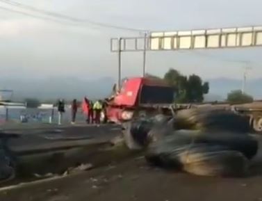 VIDEO: Vecinos salen a robar toneladas de alambrón tras volcadura en Edomex