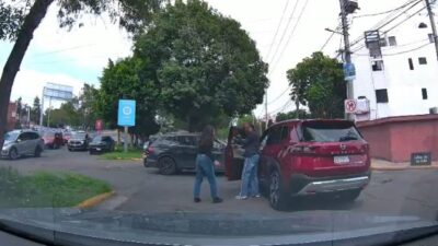 VIDEO: Conductoras se dan con todo a la salida de una primaria en Edomex