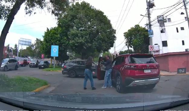 VIDEO: Conductoras se dan con todo a la salida de una primaria en Edomex