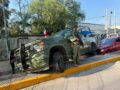 VIDEO: Soldados pierden el control, chocan su camioneta y provocan tremendo caos