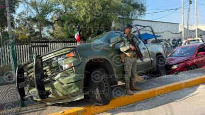 VIDEO: Soldados pierden el control, chocan su camioneta y provocan tremendo caos