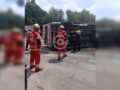 VIDEO: Paramédicos manejaban una ambulancia y terminan llantas para arriba