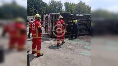 VIDEO: Paramédicos manejaban una ambulancia y terminan llantas para arriba