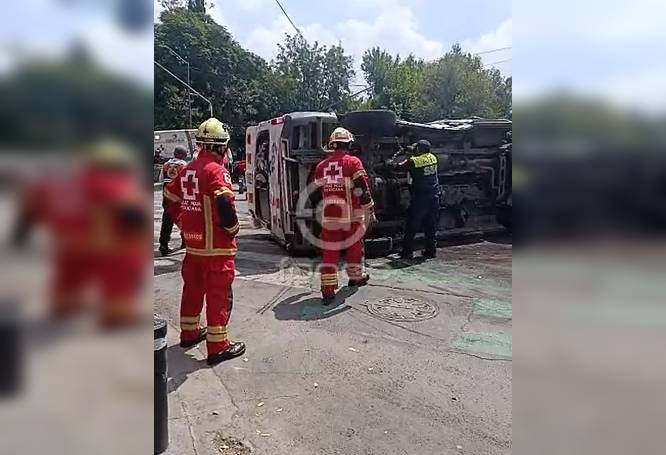 VIDEO: Paramédicos manejaban una ambulancia y terminan llantas para arriba