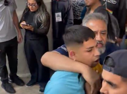 VIDEO: Fanático ebrio de Pumas golpea sin motivo a un empleado de seguridad en CU