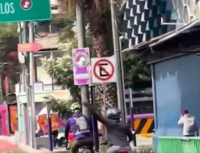 VIDEO: Motociclista invade ciclovía y golpea sin razón a un joven en bicicleta