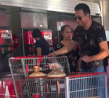 VIDEO: De no creerse, cliente de Costco compra un refresco refill y llena dos garrafones