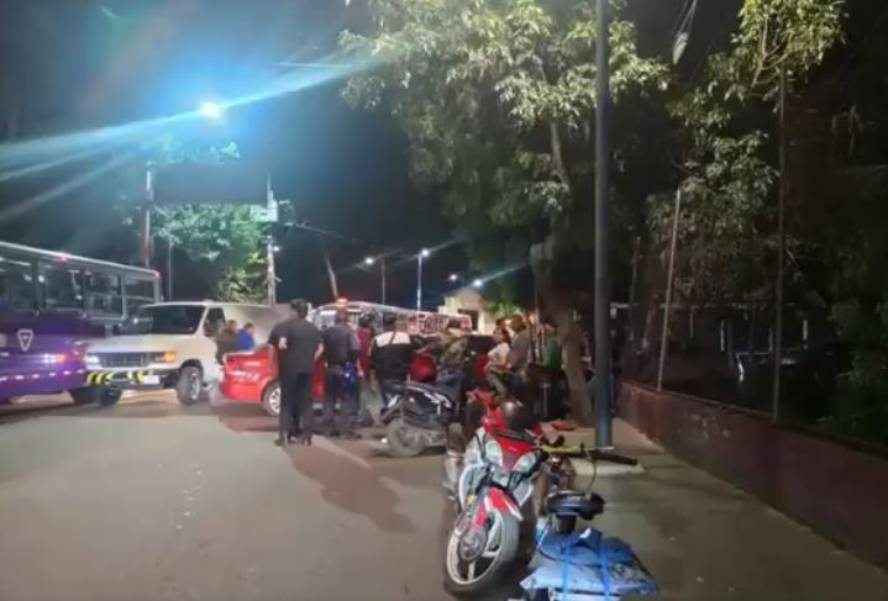CAFRE: Conductor manda ‘a volar’ a un biker y la moto queda prensada