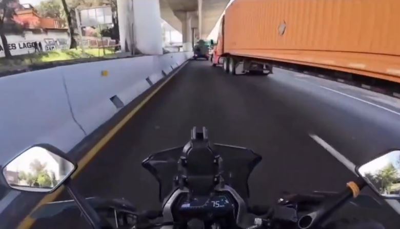 VIDEO: ‘Por un pelito…’; motociclista vive momentos de pánico en una vía de cuota