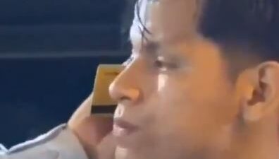 VIDEO: ‘Cu-cu’; conductor borracho hace una ‘llamada’ con una tarjeta de débito