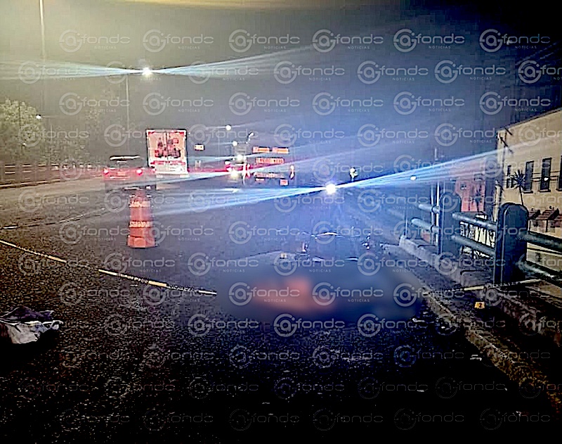 LAMENTABLE. Pareja en moto derrapa a media noche; ella murió y él quedó grave