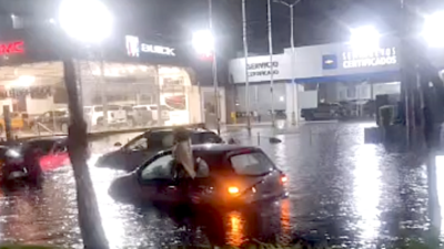 VIDEO. Varios automóviles quedan atrapados en el agua tras fuerte lluvia en Edomex