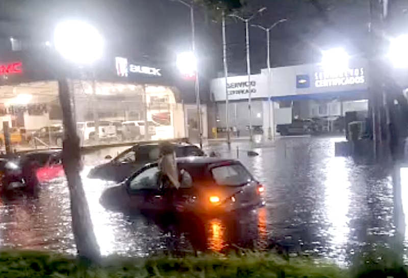 VIDEO. Varios automóviles quedan atrapados en el agua tras fuerte lluvia en Edomex
