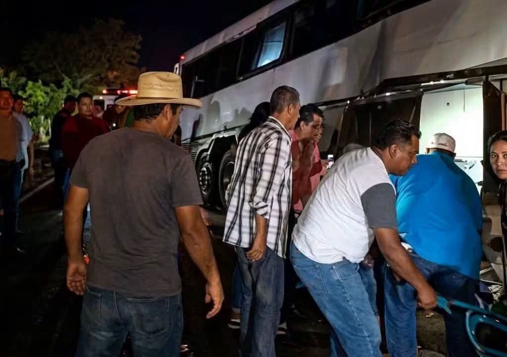 VIDEO: Autobús con ‘acarreados’ se estrella contra un tráiler y mueren cuatro personas