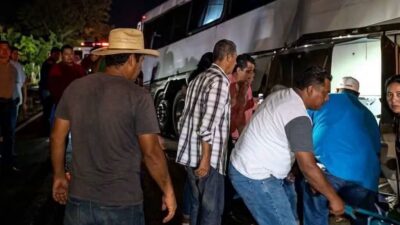 VIDEO: Autobús con ‘acarreados’ se estrella contra un tráiler y mueren cuatro personas