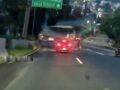 VIDEO: Conductor discute y persigue a motociclista hasta que lo hace derrapar