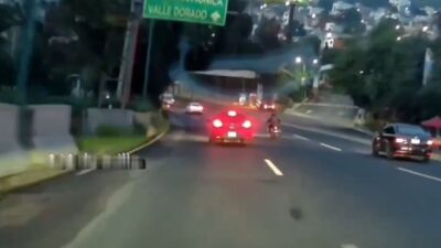 VIDEO: Conductor discute y persigue a motociclista hasta que lo hace derrapar