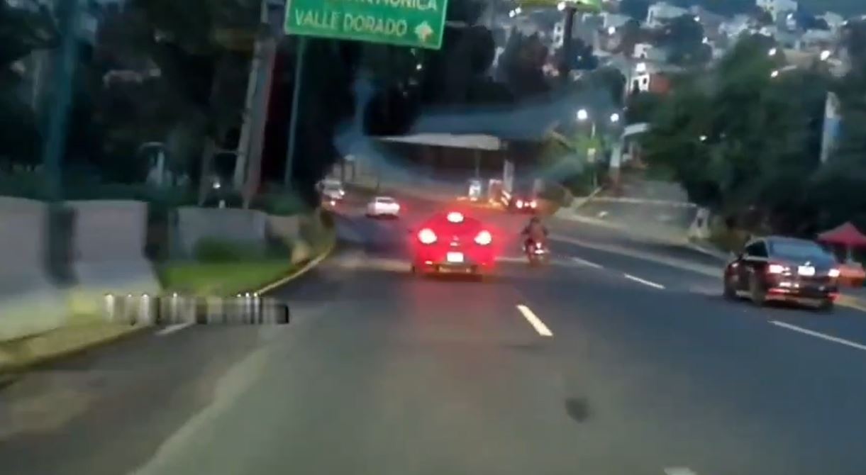 VIDEO: Conductor discute y persigue a motociclista hasta que lo hace derrapar