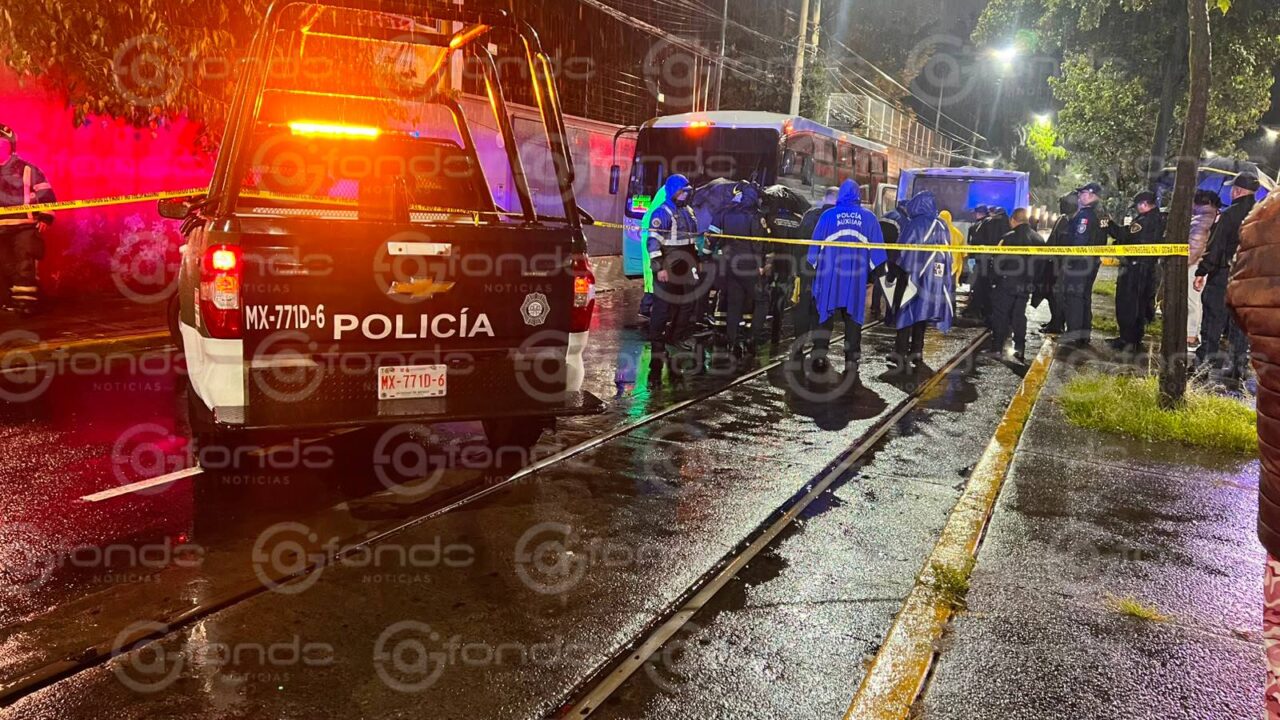 FATAL: Motociclista pierde el control, derrapa y luego un microbús le pasa encima
