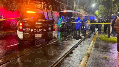 FATAL: Motociclista pierde el control, derrapa y luego un microbús le pasa encima