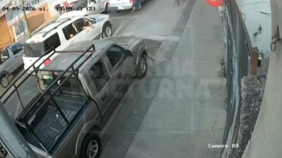 VIDEO: Motociclista iba sobre la banqueta, arrolla a una niña y escapa