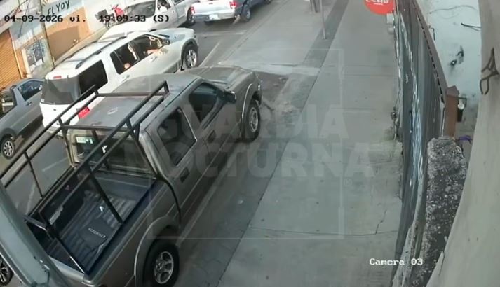 VIDEO: Motociclista iba sobre la banqueta, arrolla a una niña y escapa