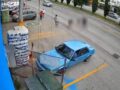 VIDEO: Empleado de tienda arriesga su vida y salva a una niña de ser arrollada