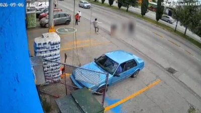 VIDEO: Empleado de tienda arriesga su vida y salva a una niña de ser arrollada