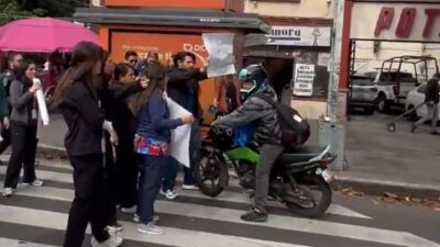 VIDEO: Motociclista se burla de médicos manifestantes que no lo dejaron pasar
