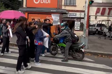 VIDEO: Motociclista se burla de médicos manifestantes que no lo dejaron pasar